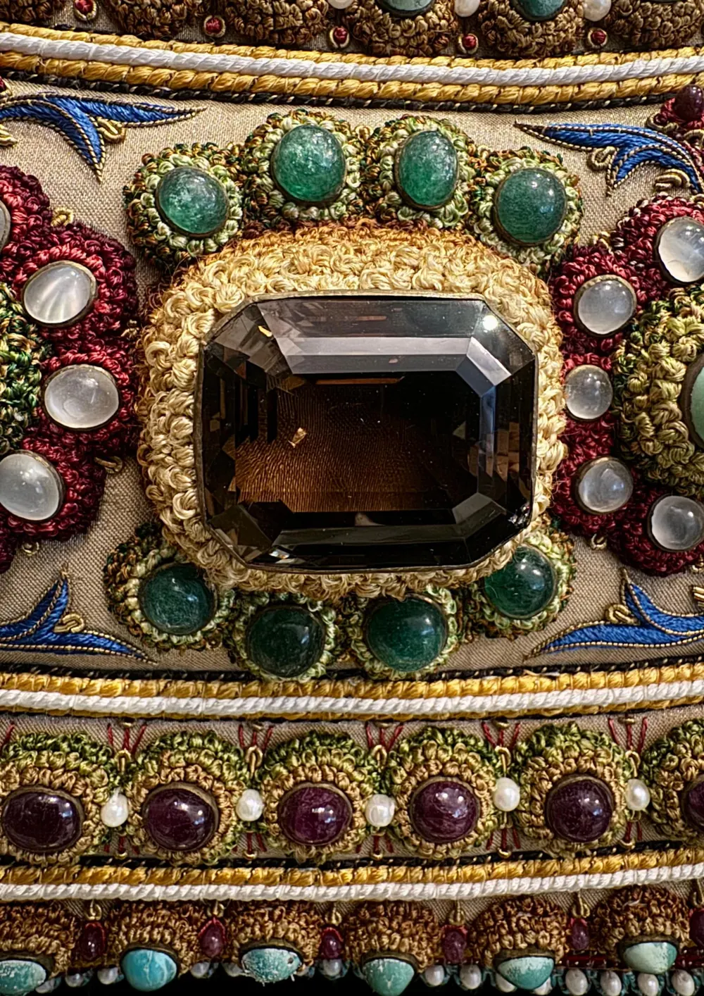 Faceted stone at the centre of the vessel