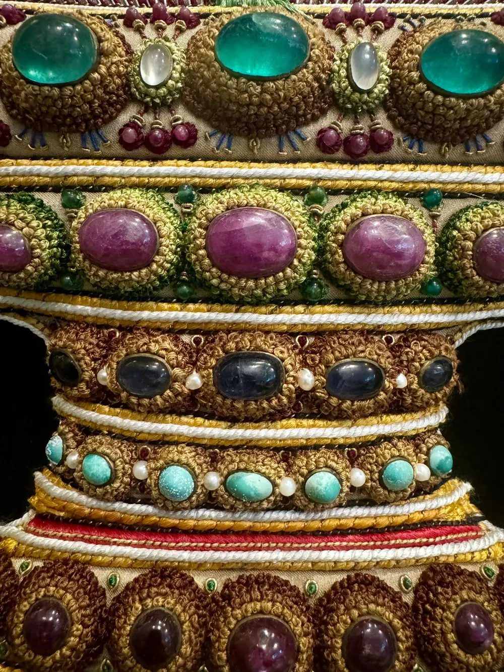 Gem set bands of the vessel